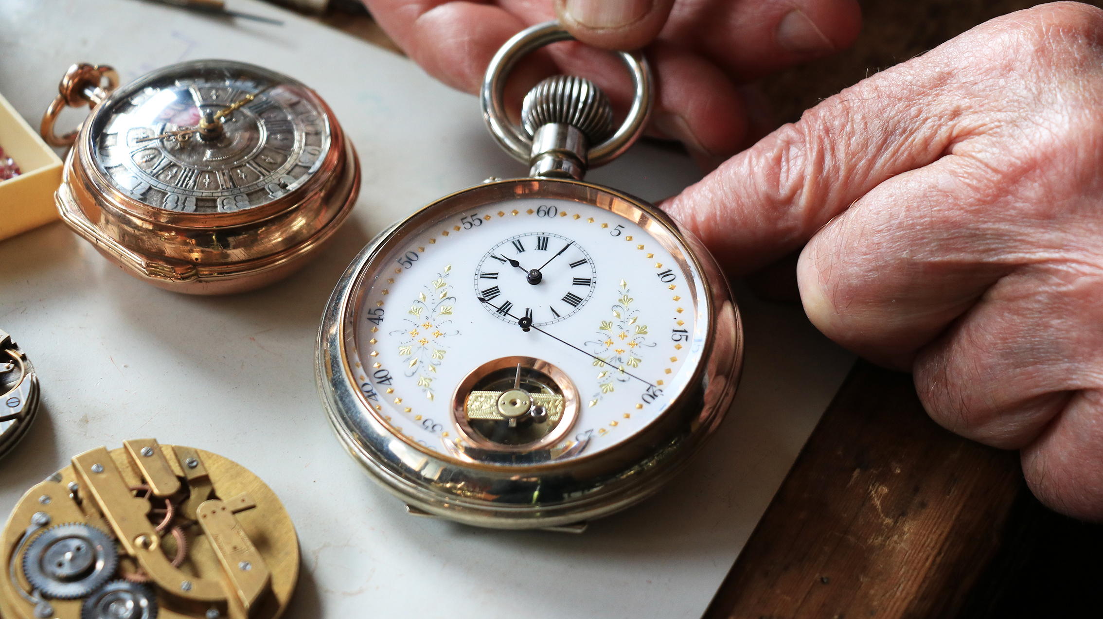 Horloger réparant une montre ancienne.